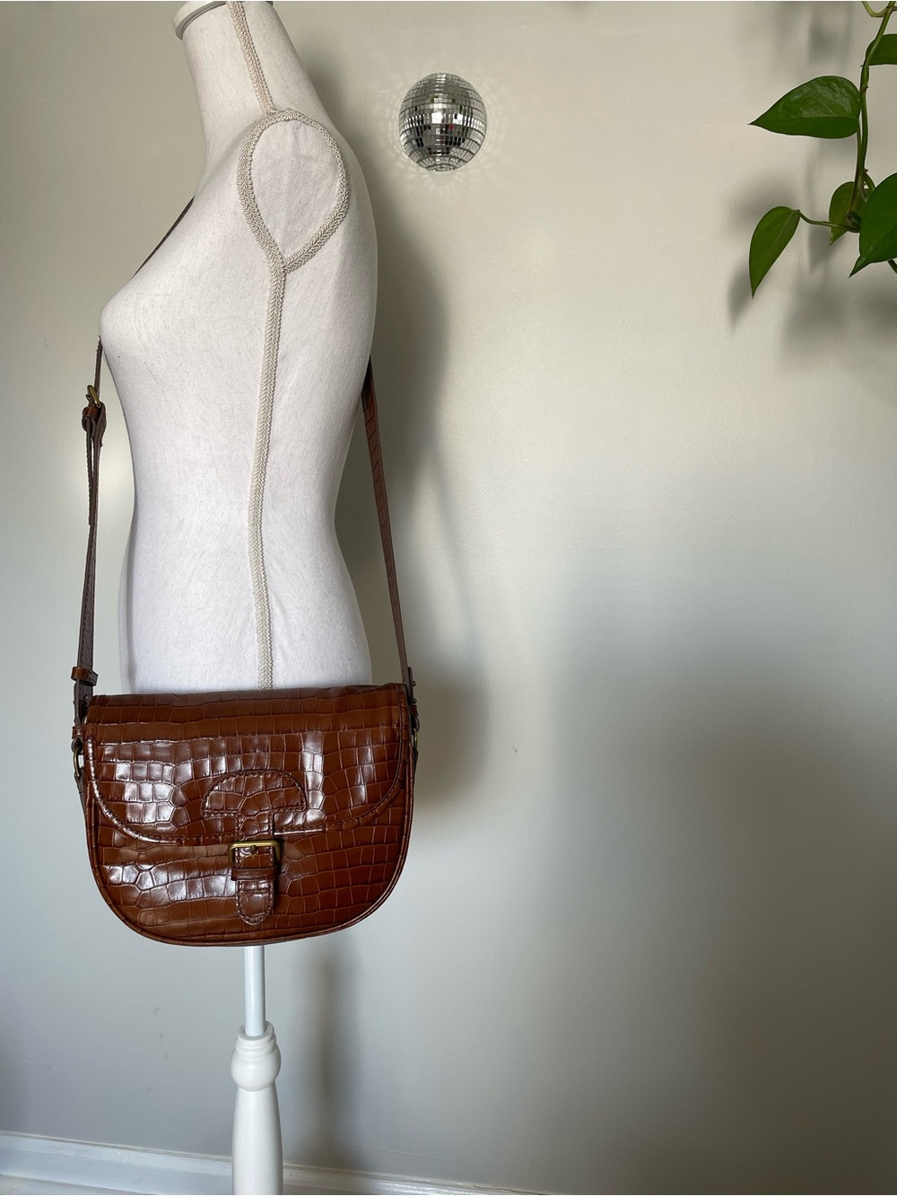 J.Crew Classic Large Saddle Bag in Croc-Embossed Leather – Brown / Hazelnut